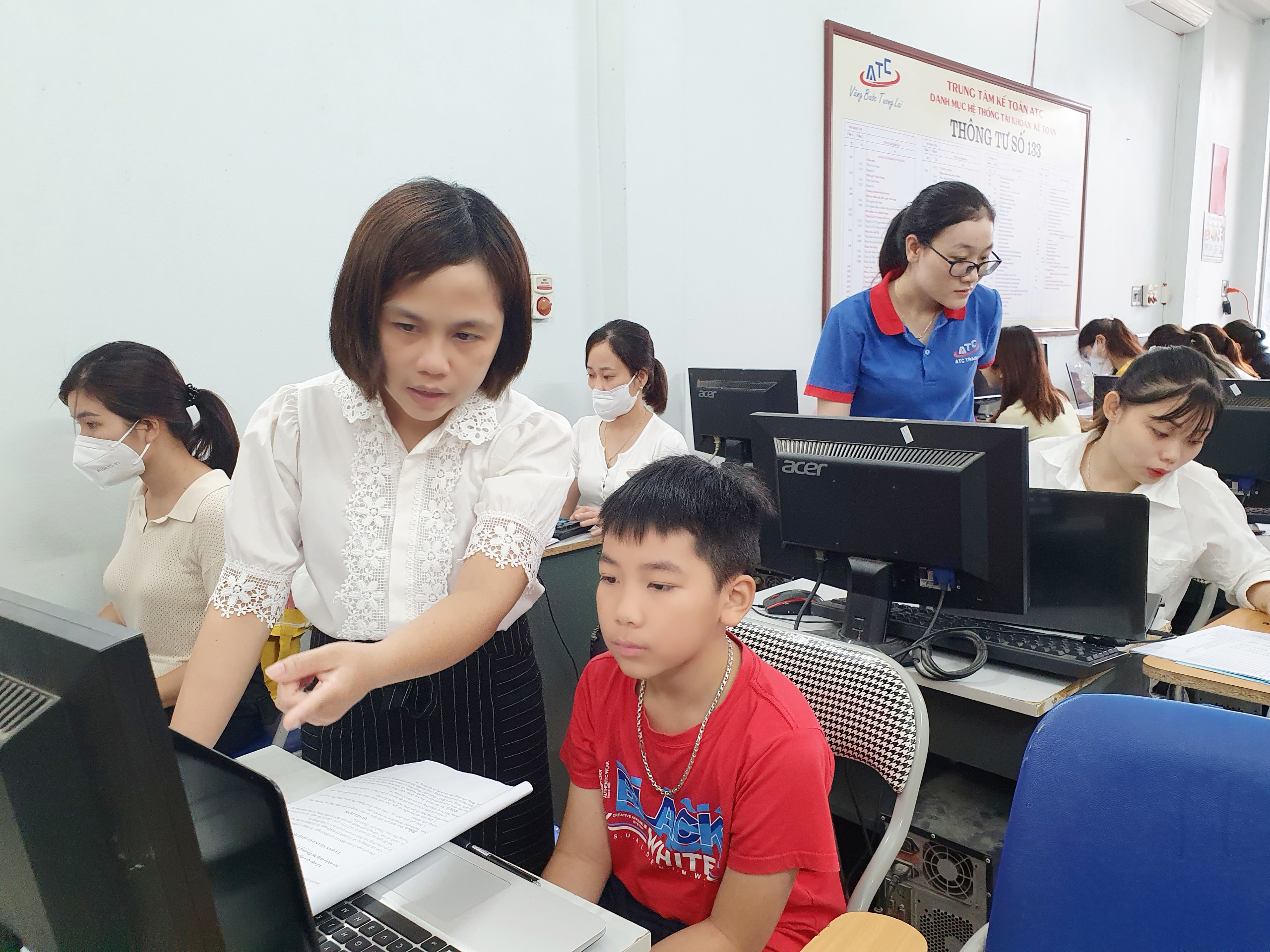 Học tin học văn phòng ở Thanh Hóa Học tin học văn phòng ở Thanh Hóa Càng lên cao, chân trời càng xa, tầm mắt càng rộng.Càng hiểu biết nhiều bạn sẽ có tầm nhìn đa chiều, và có thể phỏng